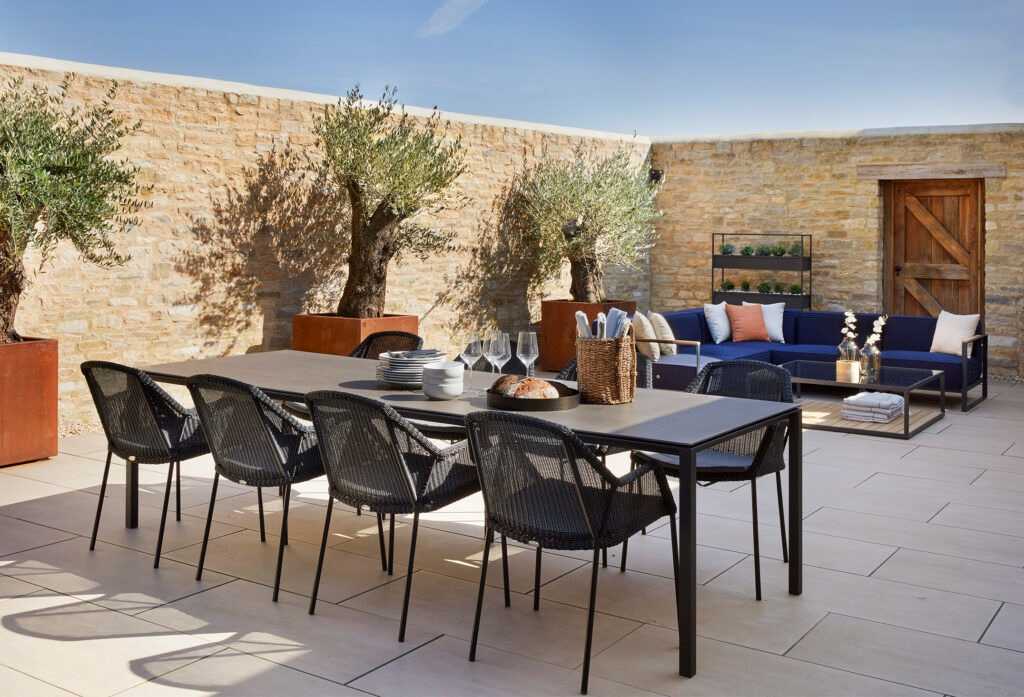 garden dining area
