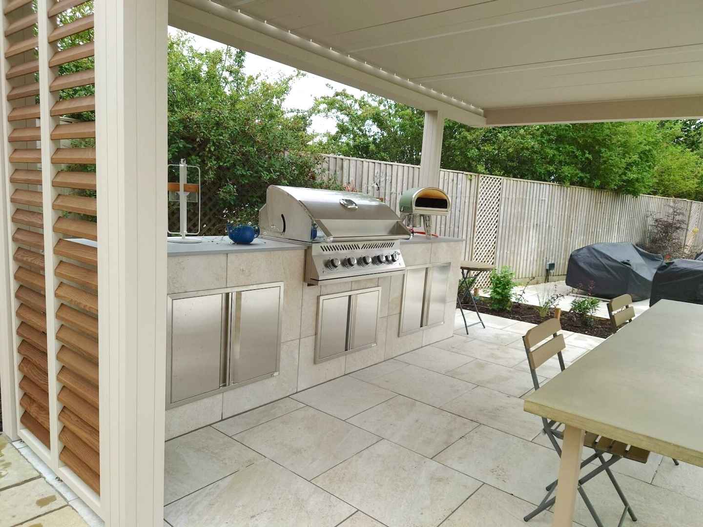 outdoor kitchen